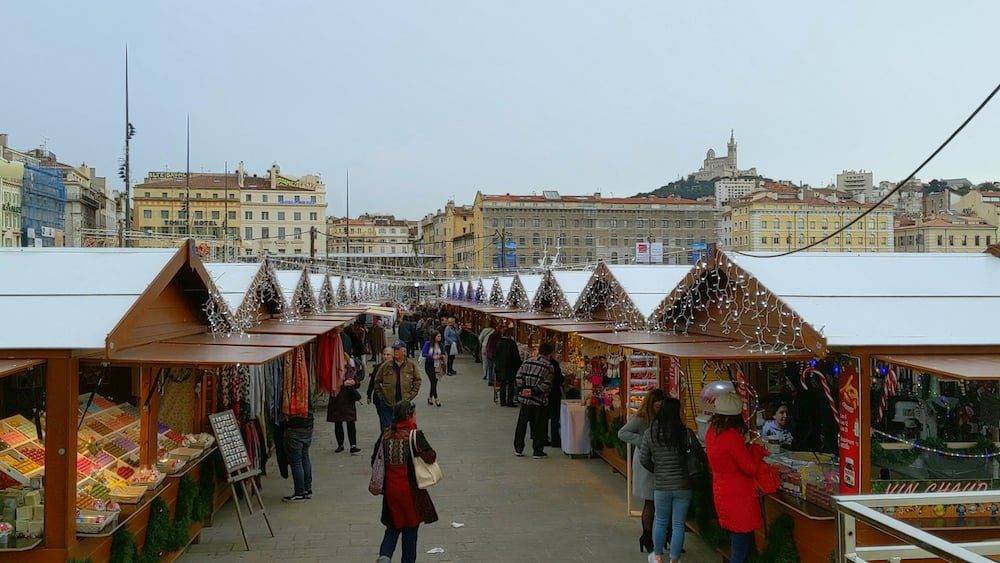 Marché de Noël de Marseille avec ses chalets illuminés, santons provençaux et ambiance festive sur le Vieux-Port et la Canebière