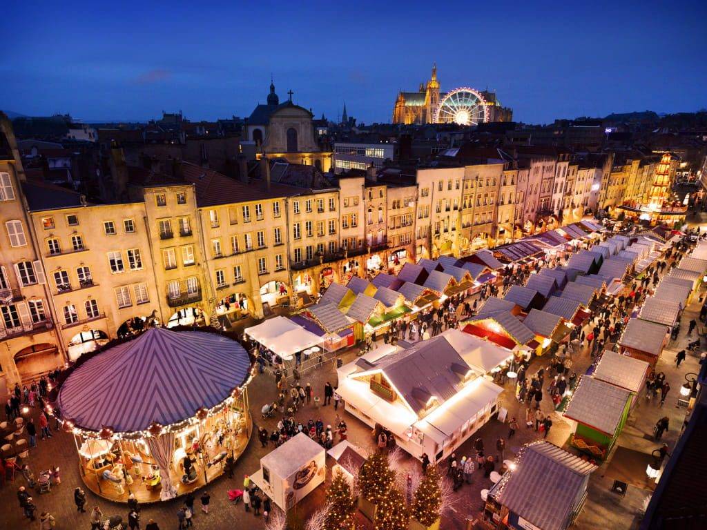 Marché de Noël de Metz avec ses chalets illuminés, grande roue et ambiance féerique sur les places historiques du centre-ville