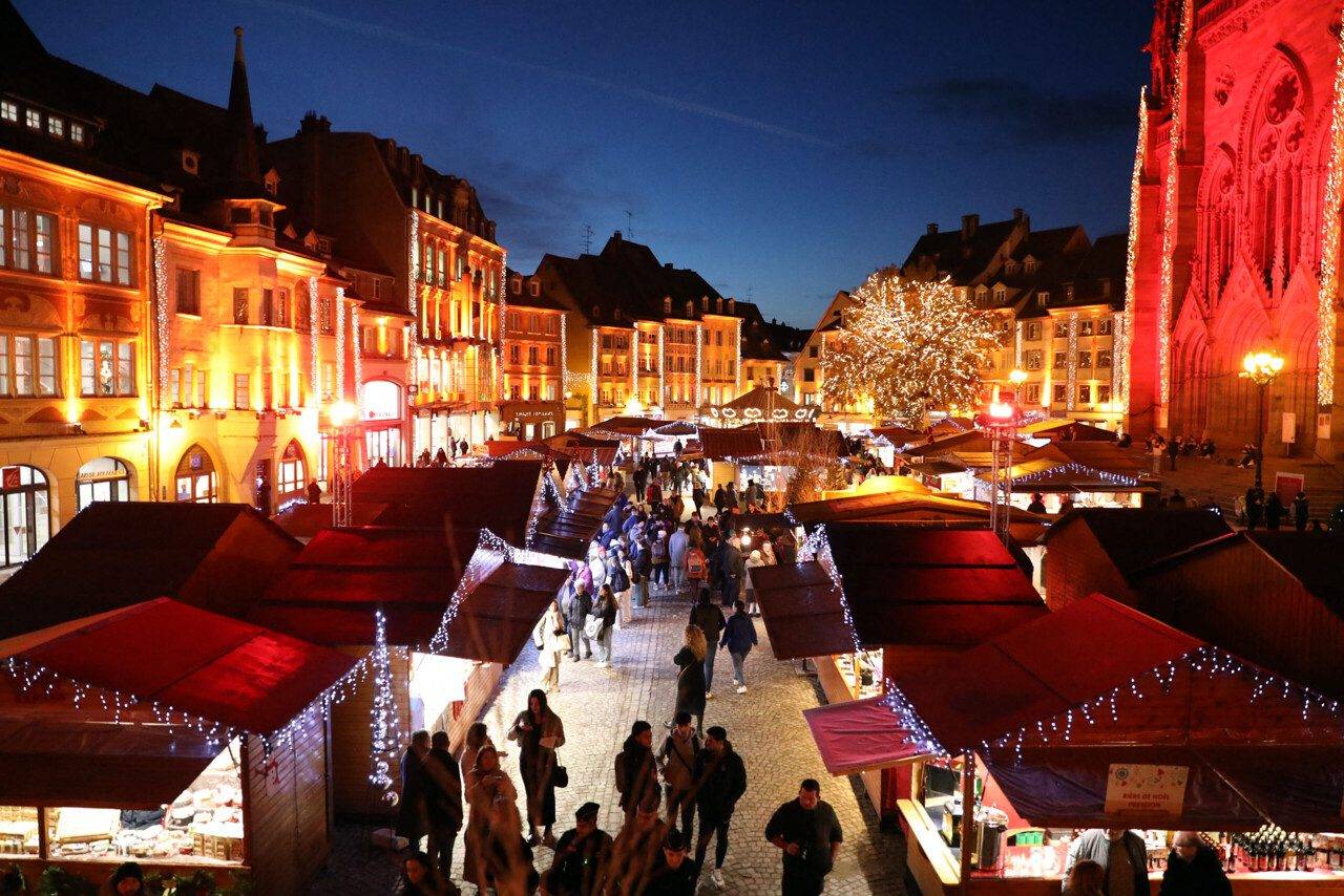 Marché de Noël de Mulhouse avec ses chalets illuminés, étoffes traditionnelles et ambiance féerique sur la place de la Réunion