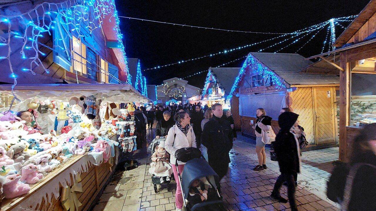 Marché de Noël de Nancy avec ses chalets illuminés, grande roue et ambiance féerique sur la place Stanislas