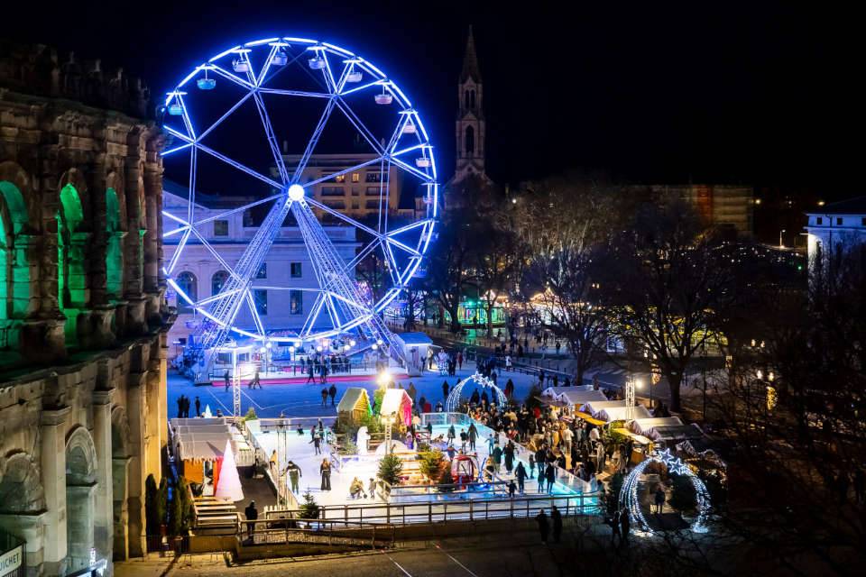 Marché de Noël de Nîmes avec ses chalets illuminés, décorations festives et ambiance chaleureuse sur l’Esplanade Charles-de-Gaulle et dans le centre-ville