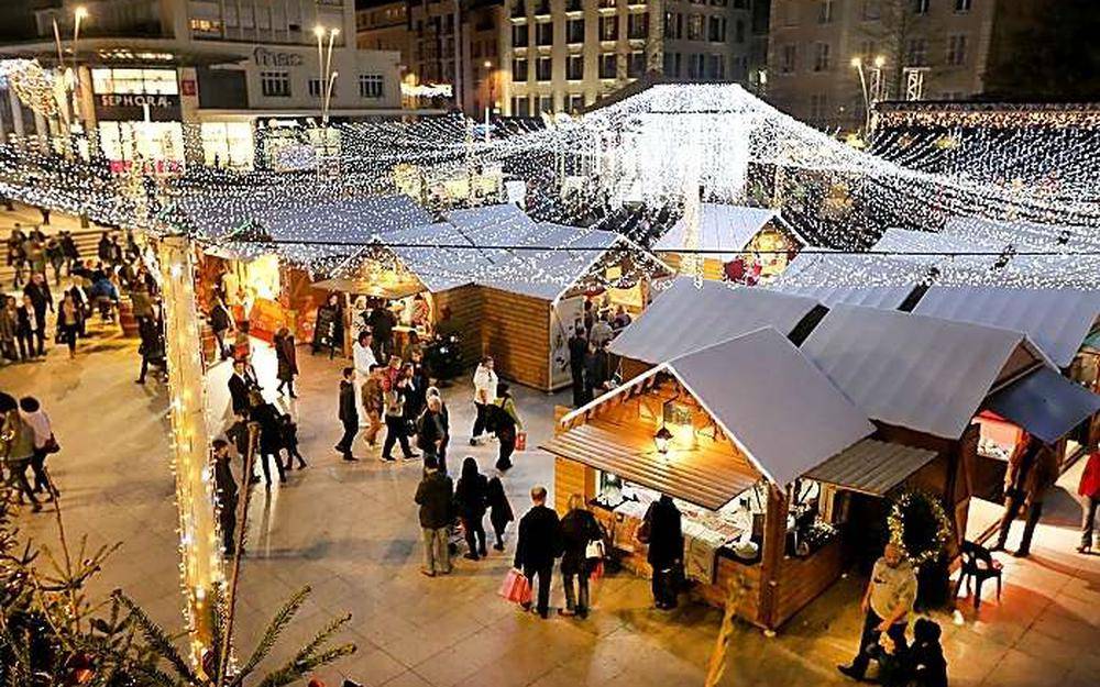 Marché de Noël de Pau avec ses chalets illuminés, patinoire et ambiance festive sur la place Clemenceau et dans le centre-ville
