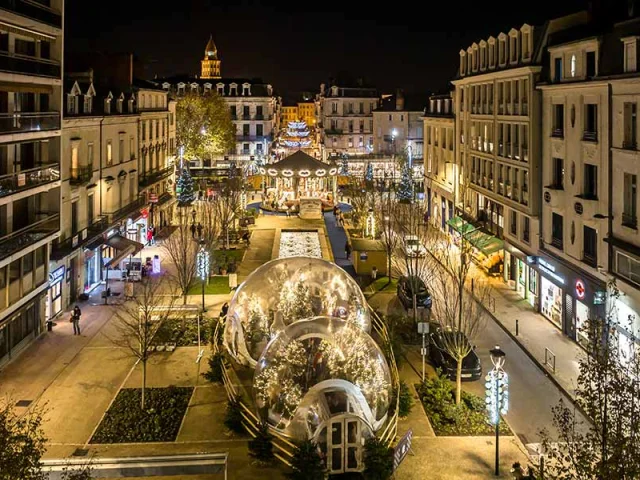 Marché de Noël de Périgueux avec ses chalets en bois, illuminations féeriques et ambiance conviviale sur la place Bugeaud
