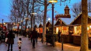 Marché de Noël de Perpignan avec ses chalets illuminés, décorations catalanes et ambiance festive sur les quais de la Basse et dans le centre historique