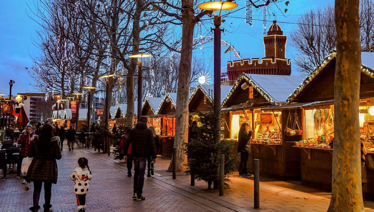 Marché de Noël de Perpignan avec ses chalets illuminés, décorations catalanes et ambiance festive sur les quais de la Basse et dans le centre historique