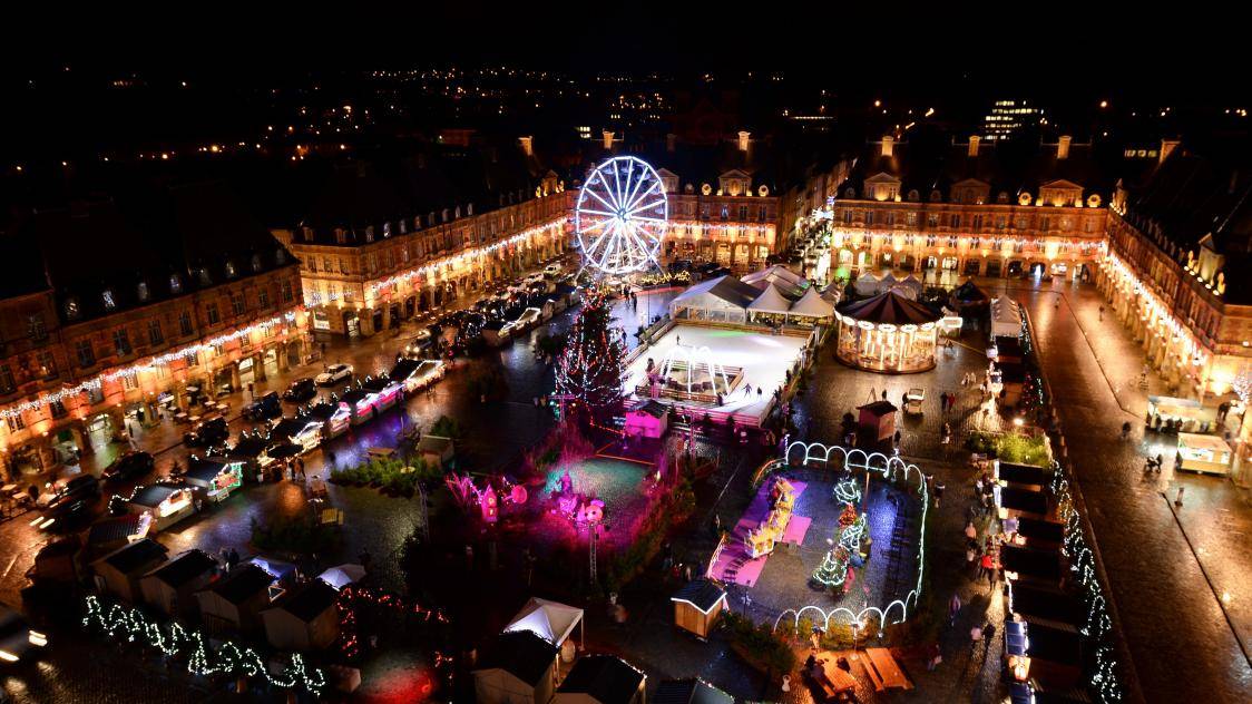 Marché de Noël de Saint-Quentin avec ses chalets illuminés, décorations féeriques et ambiance festive sur la place de l’Hôtel de Ville
