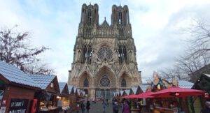 Marché de Noël de Reims avec ses chalets illuminés, grande roue et ambiance féerique sur le parvis de la cathédrale