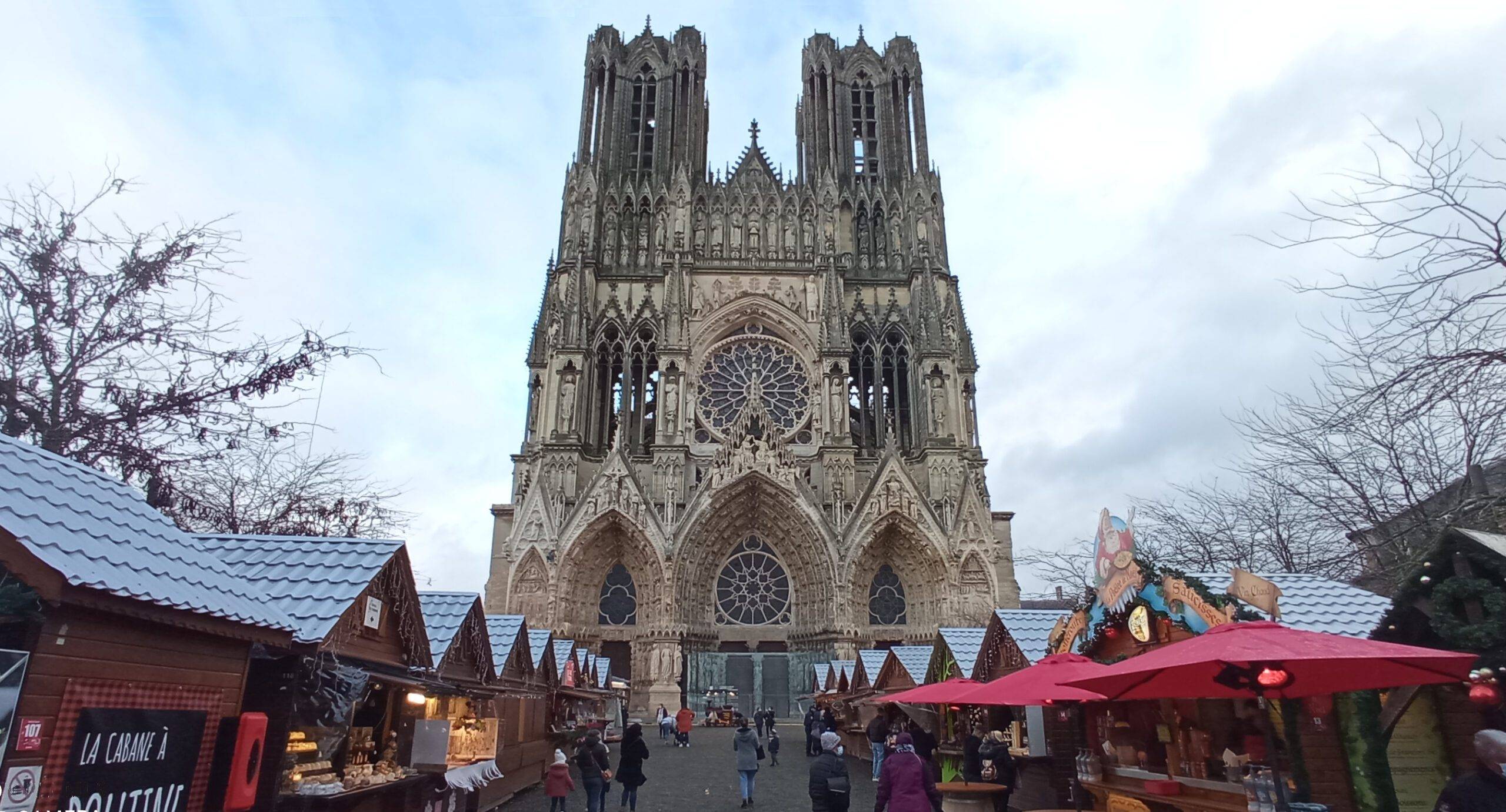 Marché de Noël de Reims avec ses chalets illuminés, grande roue et ambiance féerique sur le parvis de la cathédrale