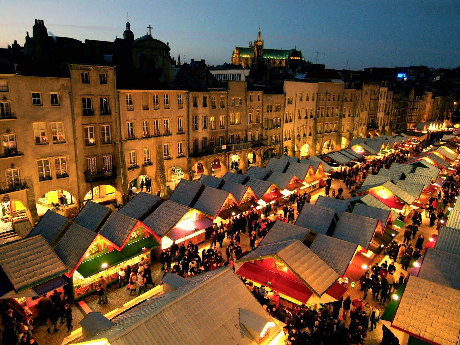 Marché de Noël de La Rochelle avec ses chalets illuminés, décorations féeriques et ambiance festive sur la place de Verdun
