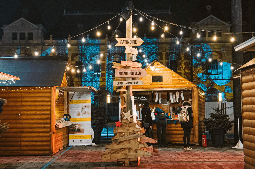 Marché de Noël de Roubaix avec ses chalets artisanaux, décorations lumineuses et ambiance festive dans le centre-ville du Nord
