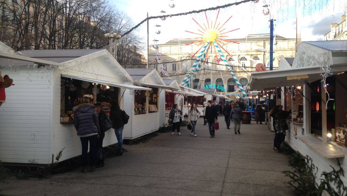 Marché de Noël de Saint-Étienne avec ses chalets illuminés, animations festives et ambiance conviviale sur la place Jean Jaurès
