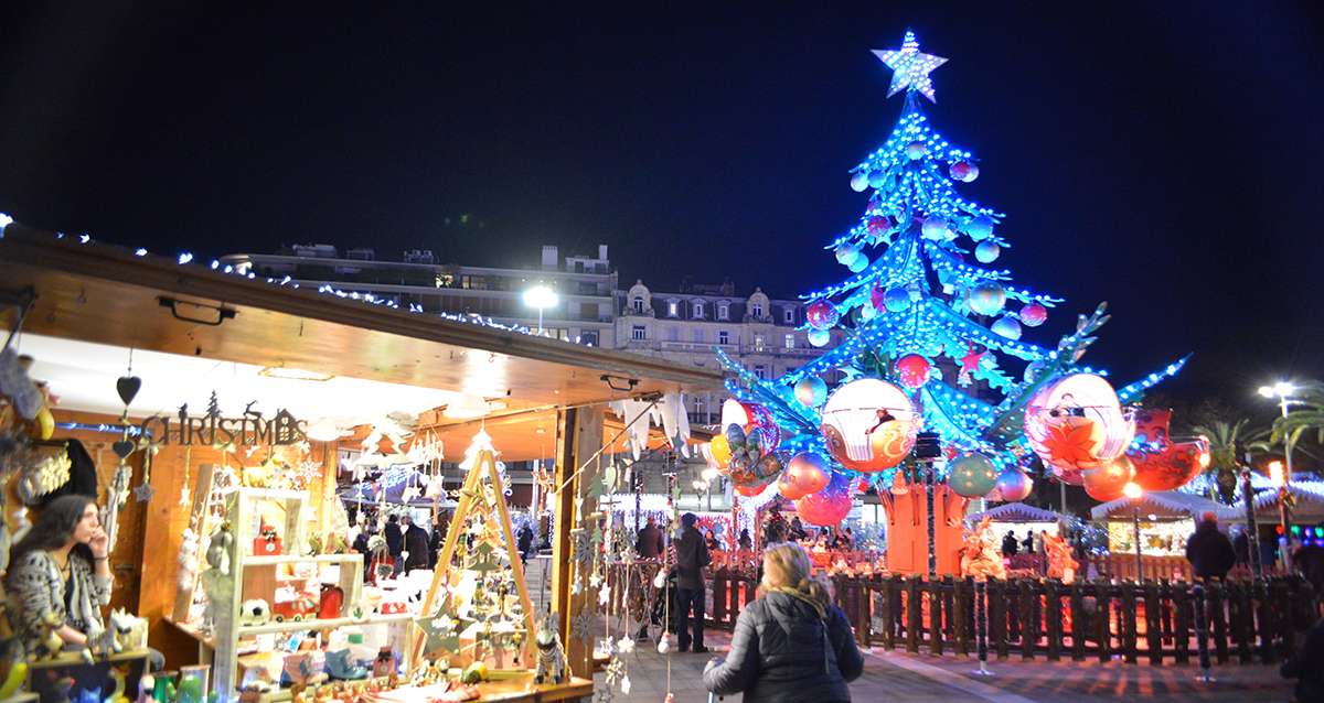 Marché de Noël de Toulon avec ses chalets illuminés, décorations provençales et ambiance festive sur la place de la Liberté et dans le centre-ville