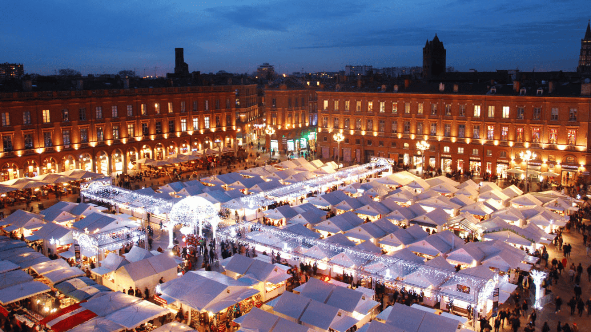 Marché de Noël de Toulouse avec ses chalets illuminés, spécialités du Sud-Ouest et ambiance féerique sur la place du Capitole
