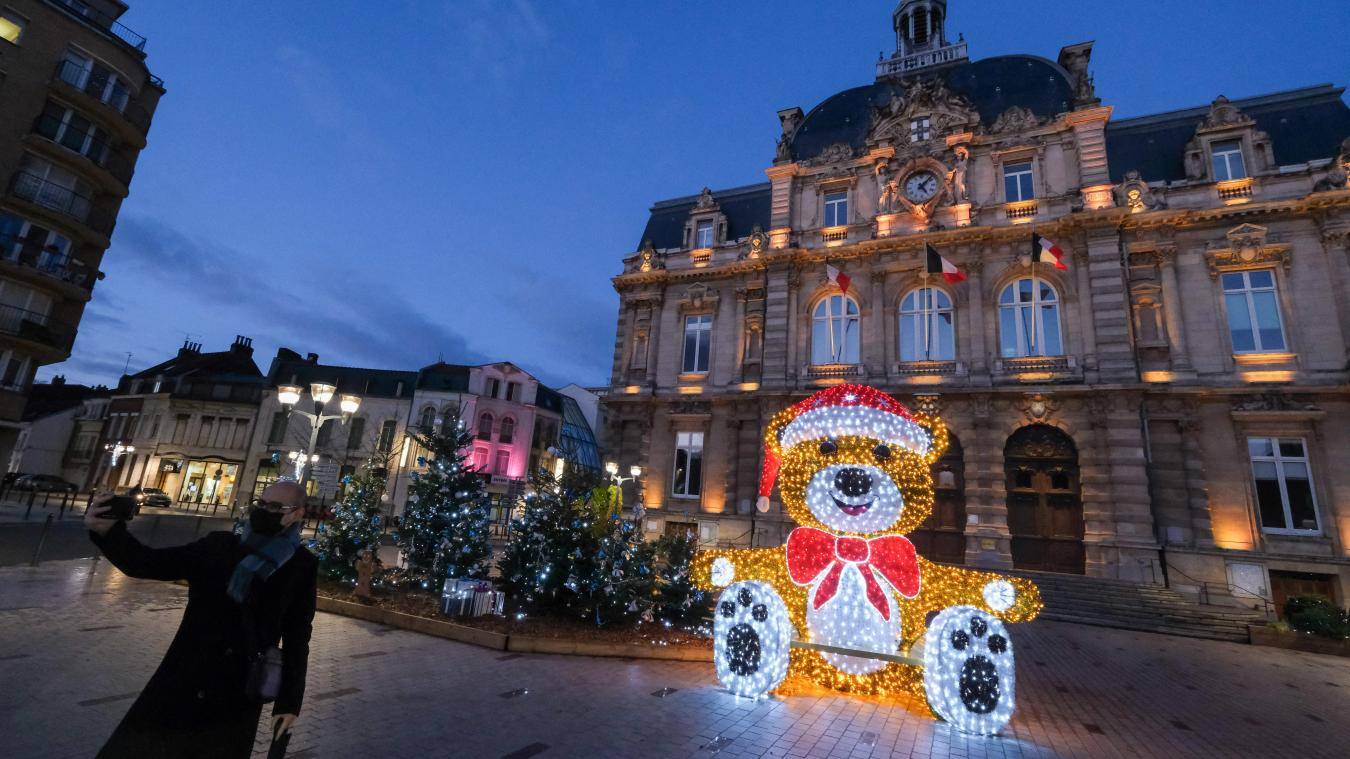 Marché de Noël de Tourcoing avec ses chalets en bois, décorations lumineuses et ambiance chaleureuse dans le centre-ville du Nord