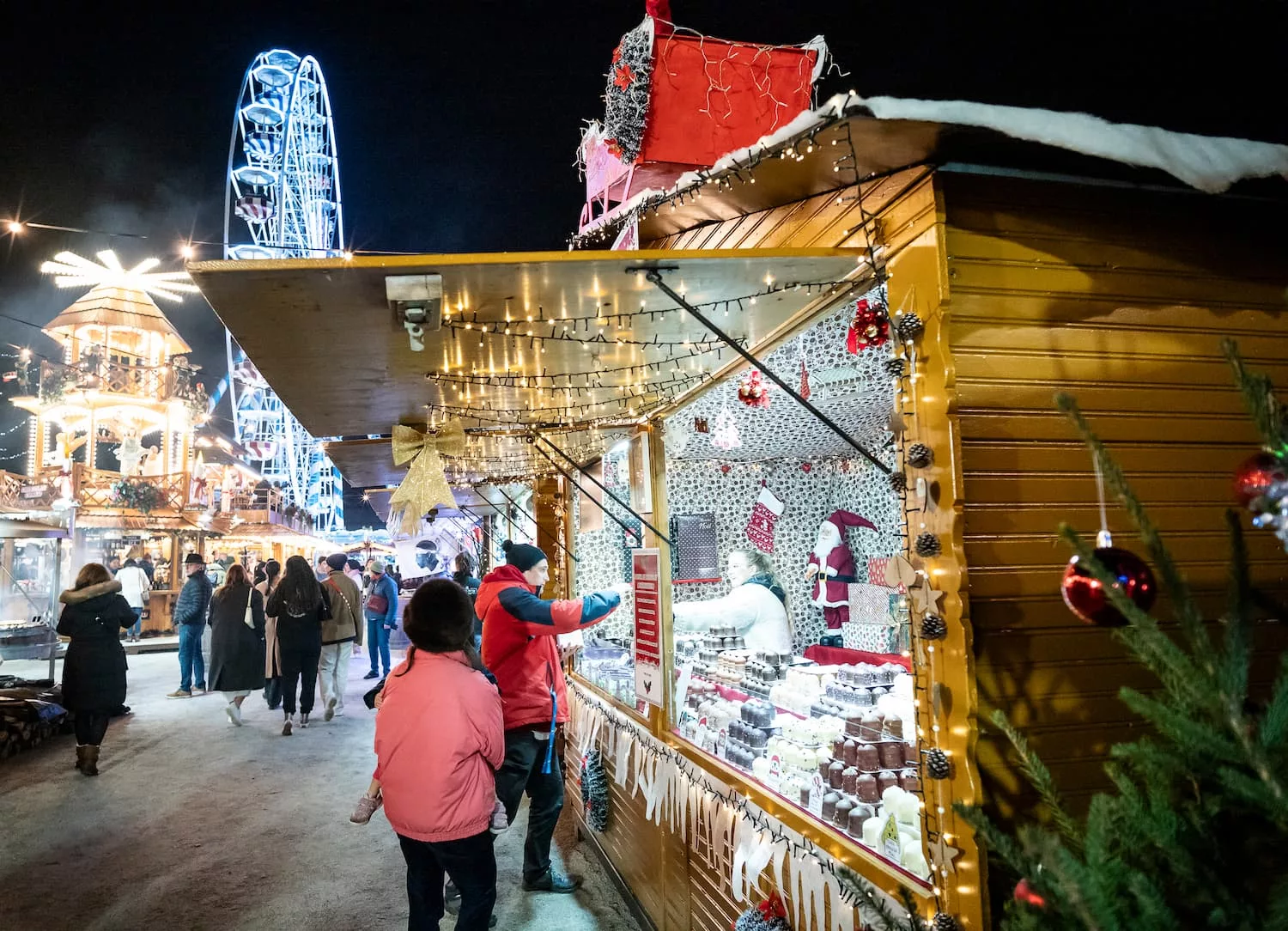 Marché de Noël de Tours avec ses chalets illuminés, grande roue et ambiance féerique sur l’avenue de Grammont