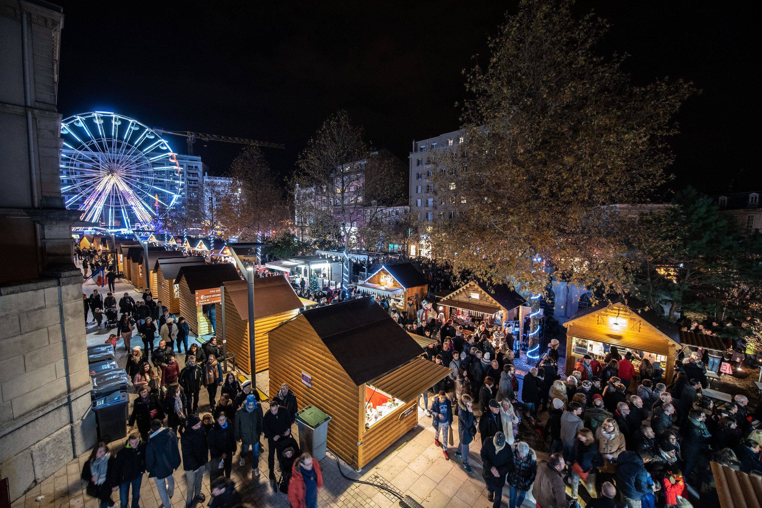 Marché de Noël de Valence avec ses chalets illuminés, animations festives et ambiance chaleureuse sur le Champ de Mars et dans le centre-ville