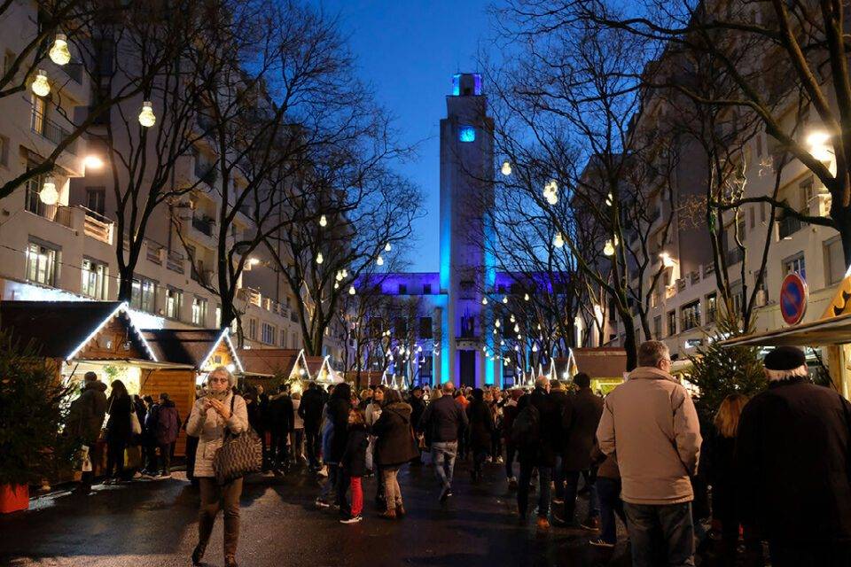 Marché de Noël de Villeurbanne avec ses chalets illuminés, animations familiales et ambiance festive sur la place Lazare-Goujon